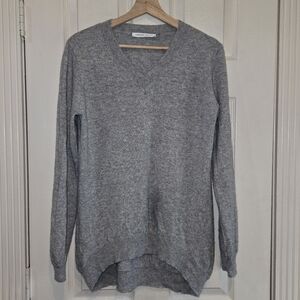 Cashmere V Neck Sweater Gray Curved Hem Preppy Academia Coastal Chic Medium